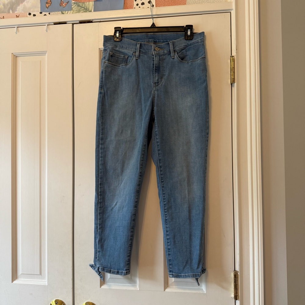 Levi’s Lightwash Bow Hem Jeans Size 6 or 28”
